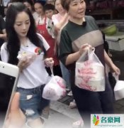 38岁李小璐打扮似少女 大庭广众啃包子形象颠覆