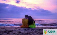 向佐求婚成功后晒与郭碧婷合照 两人的动作也相当亲密