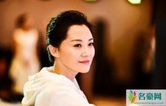 许晴扎丸子头减龄 穿黑白运动装活力满满