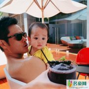 郑嘉颖晒一家度假照 两父子一齐望着海画面温馨