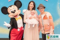 王祖蓝女儿中文名字曝光 一家三口与米奇老鼠开心合影