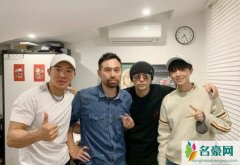 王俊凯探班周杰伦 周董搂着小凯肩膀合影十分亲密