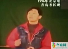 黄晓明艺考旧照曝光 梳着三七分发型唱歌表情丰富