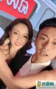 黄宗泽被网红强搂抱 双手环住他的脖子举行非常亲密