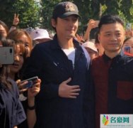 胡歌崔永元现身中传 与同学们合影毫无架子