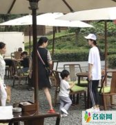 baby带儿子外出 小海绵小蘑菇头造型帅气十足