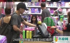 刘恺威挤人堆挑文具 为小糯米精心挑选文具被赞好爸爸