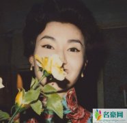 张曼玉庆55岁生日 晒出美照人比花娇俏皮动人