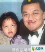 李嫣晒童年合影 和爸爸吐着舌头二人相当搞怪