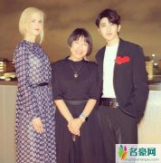 蔡徐坤与妮可·基德曼合影 网友：这是又追星成功了