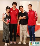 刘嘉玲与郎平合影 梁朝伟腼腆合影非常可爱有趣