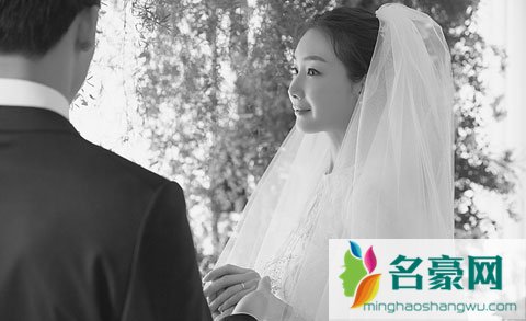 崔智友嫁圈外白领婚纱照只显背影 结婚前成功隐瞒经纪公司