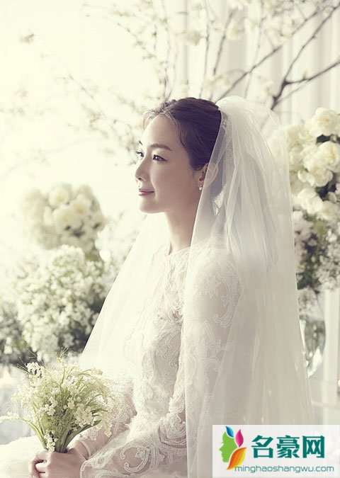 崔智友嫁圈外白领婚纱照只显背影 结婚前成功隐瞒经纪公司