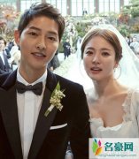 宋慧乔手带抢眼婚戒前往北京 网友惊呼素颜太真实