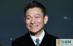 刘德华为鲁豫剪发 全程很认真一点巨星的架子都没有