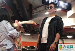 保剑锋被粉丝送“白考鹅” 特别礼物让他哭笑不得