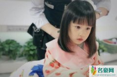 黄磊晒小女儿新发型 呆呆的望向前方呆萌又可爱