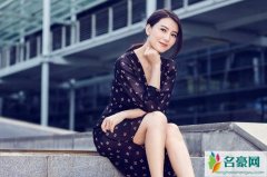 曝高圆圆暑假预产期 高圆圆坐在沙发上只露出上半身