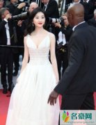 景甜走戛纳红毯疑被驱逐 竟和网红一样赖在红毯上不走