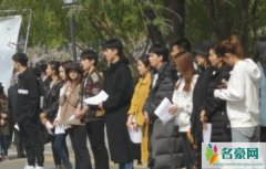 中戏偶遇易烊千玺 身穿校服的易烊千玺青春气息十足