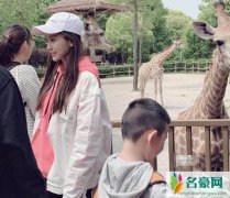 Baby逛动物园 长发披肩打扮十分低调休闲