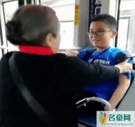 偶遇容嬷嬷坐公交 穿着朴素没有一点明星架子