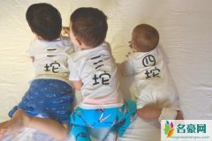 张歆艺晒儿子爬行照 几个小宝贝在地上爬行十分逗趣