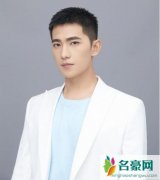 杨洋恋情风波后亮相 寸头配搭白色西装出席魅力爆表