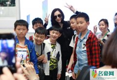 张柏芝素颜架黑超现身 笑容甜美与小粉丝们合影