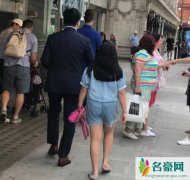 王诗龄拎两万名牌包 乖巧的走在王岳伦身后非常可爱