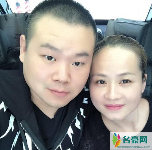 岳云鹏和老婆合影