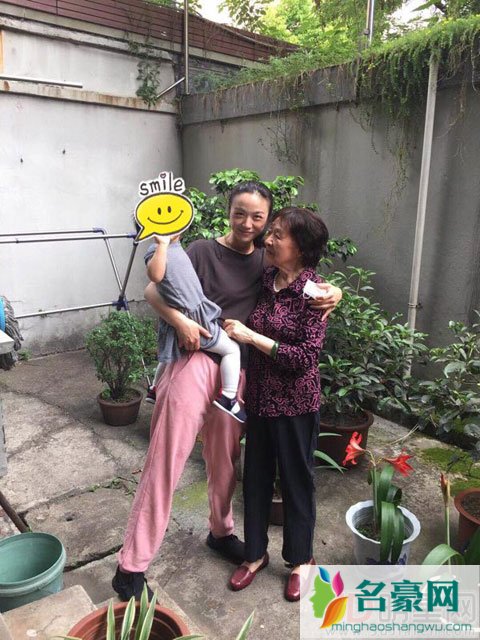 汤唯带两岁女宝宝回杭州探望老师 师生情堪比母女情