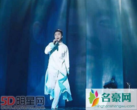 李玉刚演唱会升降舞台出现事故 临危不乱蹲着唱完歌曲