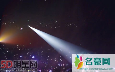 李玉刚演唱会升降舞台出现事故 临危不乱蹲着唱完歌曲