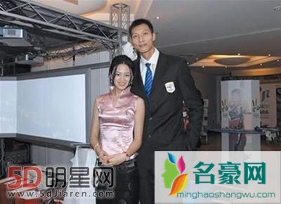 易建联老婆身高多少及个人资料 易建联与老婆身高合照对比