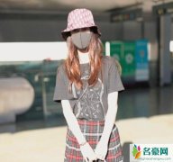 Baby回国送儿上学 戴渔夫帽素颜出镜状态疲惫