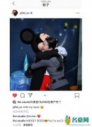 刘亦菲素颜和米奇合影 面色红润笑得超开心