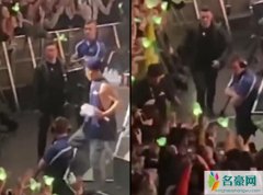 王嘉尔踩空摔落舞台 互动环节不慎摔落众粉丝直呼心疼