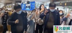 时代峰峻负责人李飞被粉丝接机 这是怎么回事