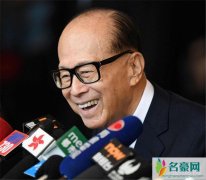 92岁李嘉诚工作照曝光 小女友全程陪伴左右