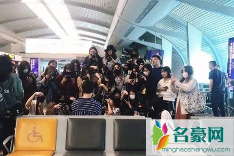 TF家族练习生李天泽机场遭遇恶意取消登机 独坐机场粉丝围堵拍照很糟心
