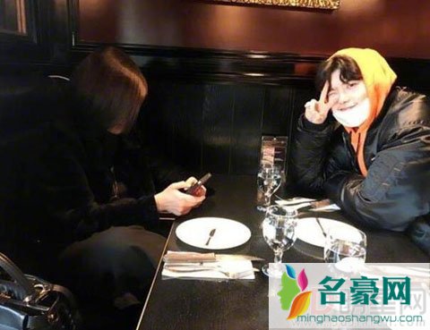 李钟硕与神秘女子约会 网友惊呼有男神还玩手机