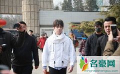 吴磊宋祖儿现身北电进行三试 宋祖儿给身后妹子发糖还亲密拥抱