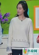 张小斐春晚同款毛衣、风衣、鞋推荐？2021春晚明星同款服饰穿搭