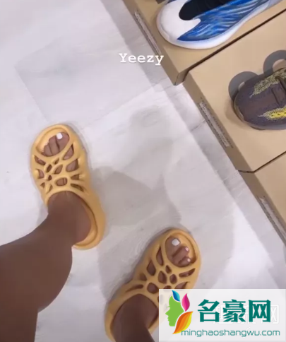 卡戴珊上脚Yeezy 450 Slide：据悉将于本月限量发售