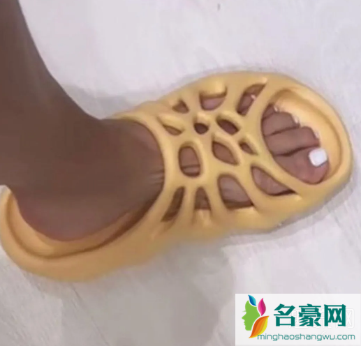 卡戴珊上脚Yeezy 450 Slide：据悉将于本月限量发售