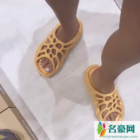 卡戴珊上脚Yeezy 450 Slide：据悉将于本月限量发售