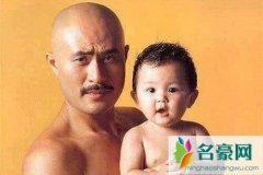 徐锦江儿子现身北电参加艺考 身边母亲作陪两人神撞脸