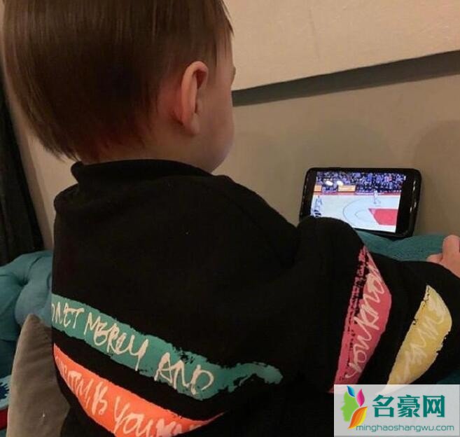 周杰伦儿子看球赛照片