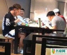王思聪与友人聚餐 整个人看上去十分开心状态佳